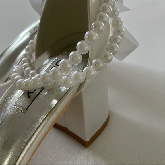 Elegant White Wedding Heels with Pearl Ankle Strap- Size 9 - Picture 8 of 12